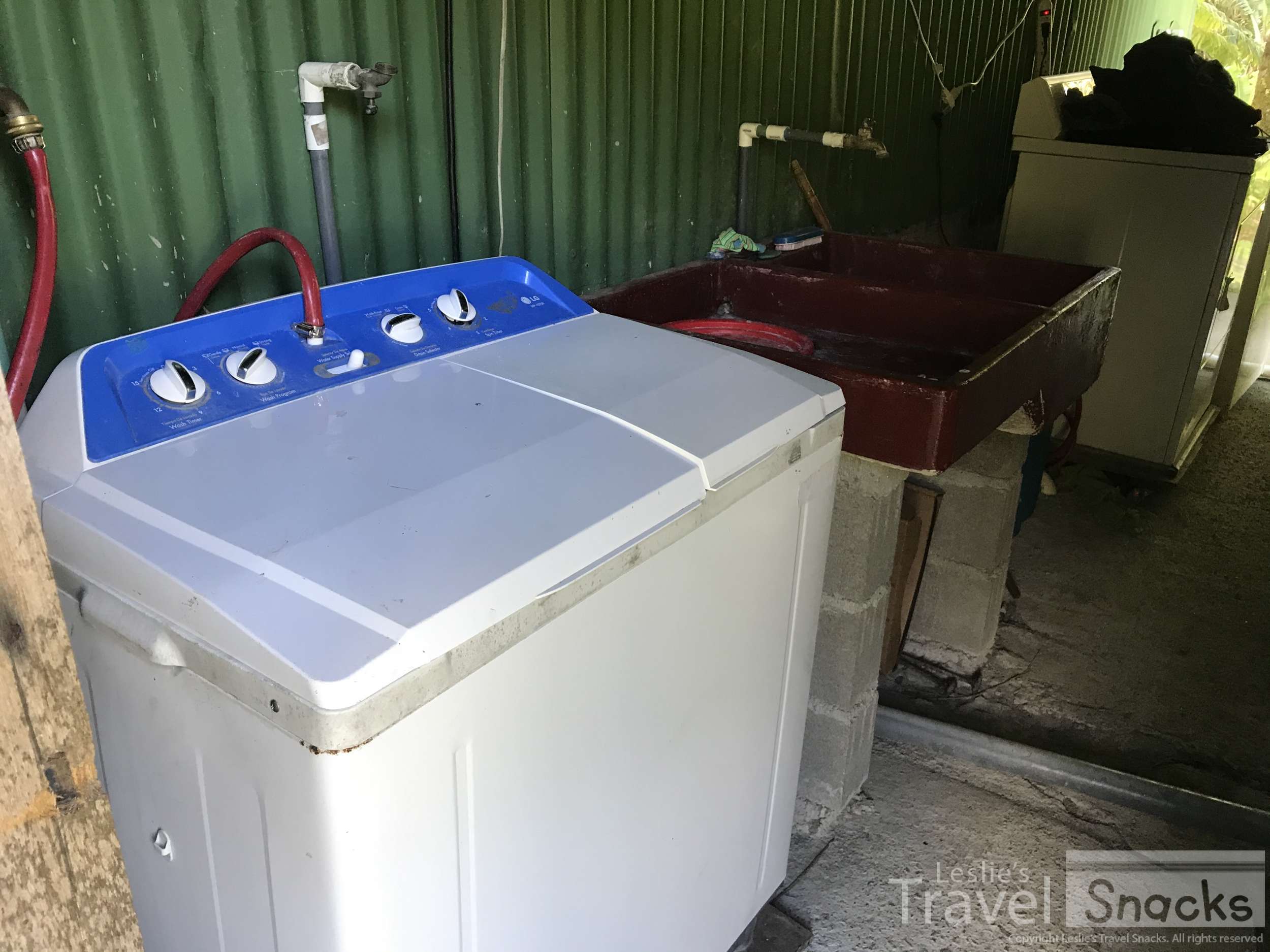If it looks like there's a lot going on here, it's because there is. This is not a push-a-button-and-walk-away kind of machine. Actually this shows a now-typical Costa Rican machine, and old traditional type (sink), and a new automatic WITH a dryer!!